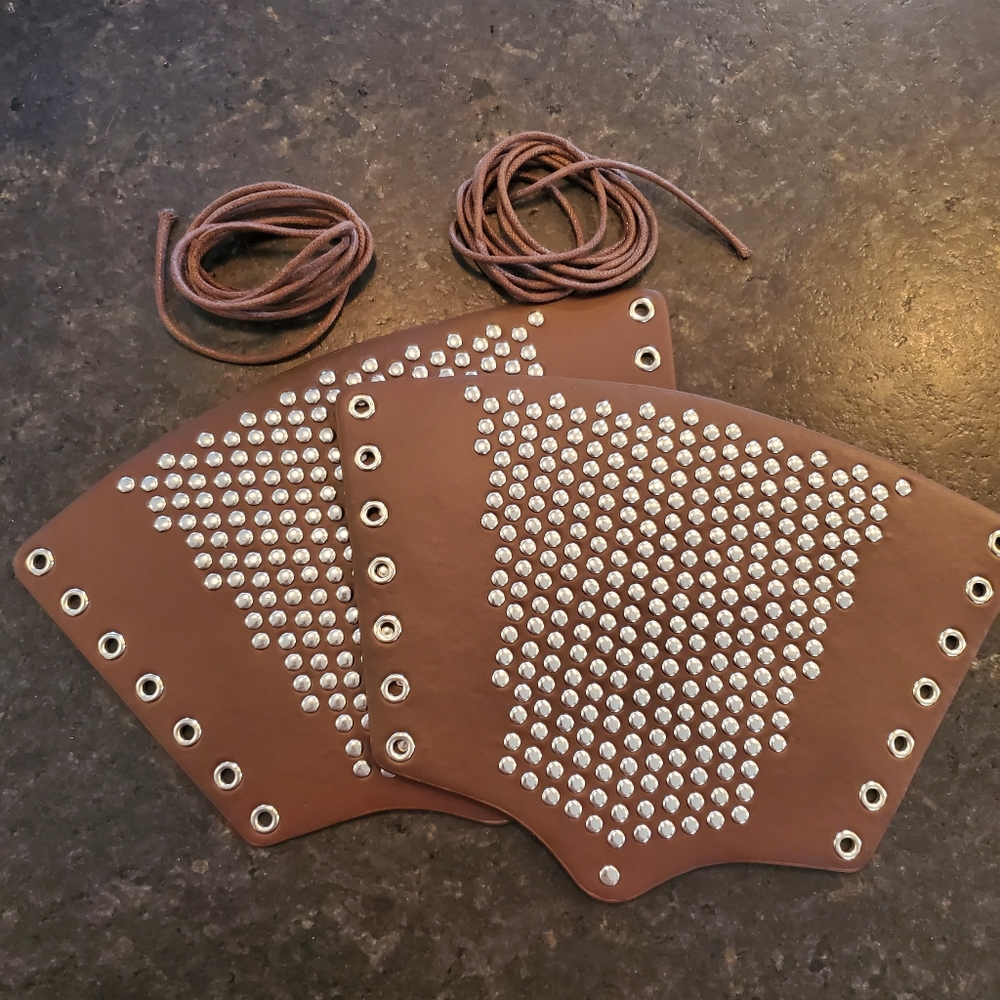 🐕 Pair of brown leather studded gauntlets - Picture 3 of 4